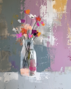 Blumen in transparenter Vase und abstraktem Hintergrund