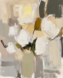 P&eacute;tales cr&egrave;me dans un vase neutre